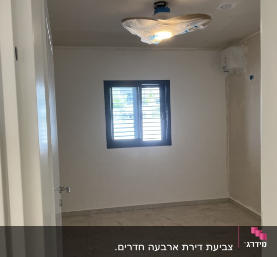 חדר ריק עם קירות צבועים ותאורה חדשה